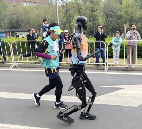 Latest company news about Rion Technology treibt das intelligente Rennen an – Der „unsichtbare Motor“ hinter humanoiden Robotern beim Yizhuang-Halbmarathon